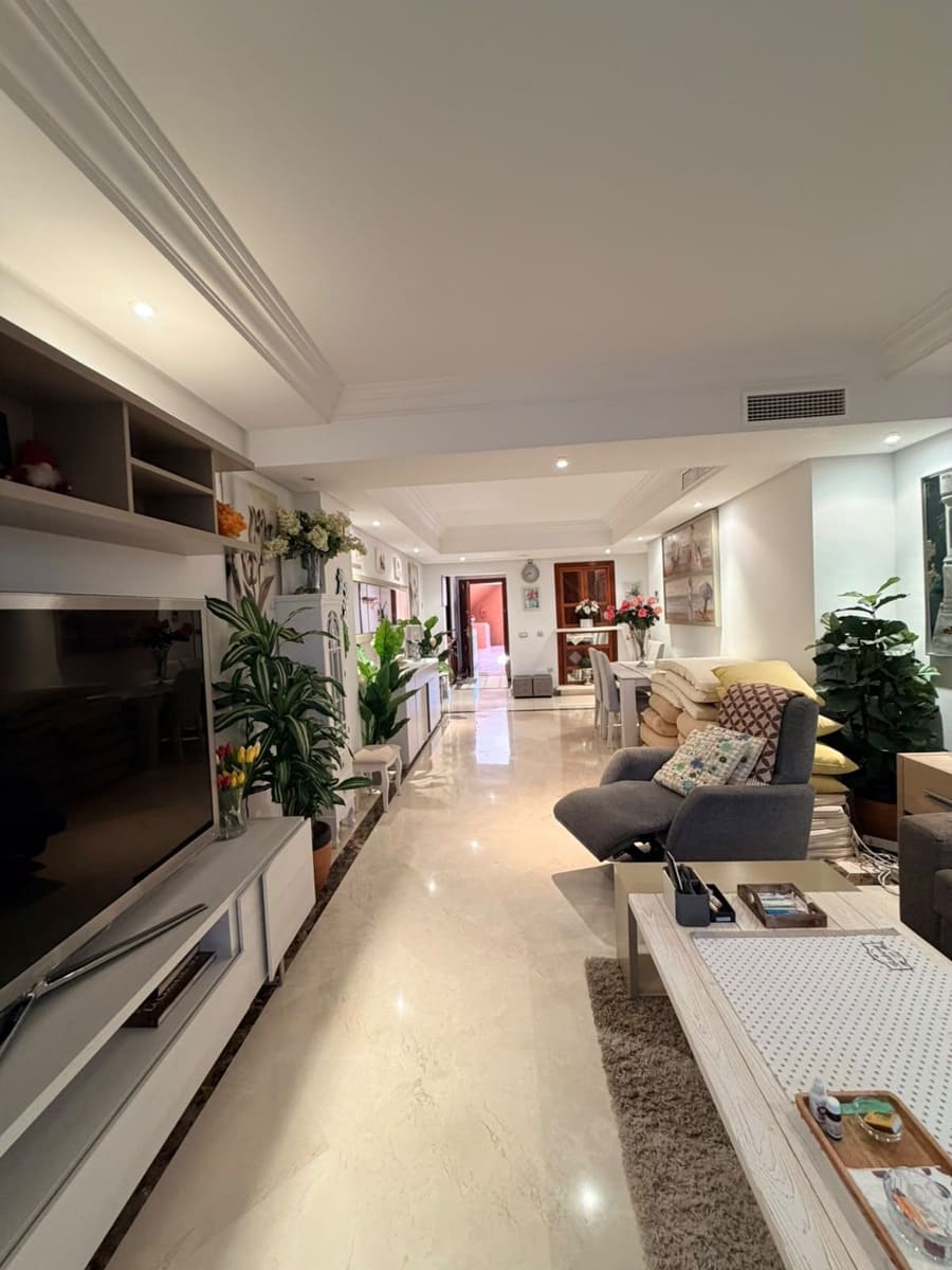 2 soverom Leilighet til salgs i New Golden Mile med svømmebasseng garasje - € 750 000 (Ref: 10098383)