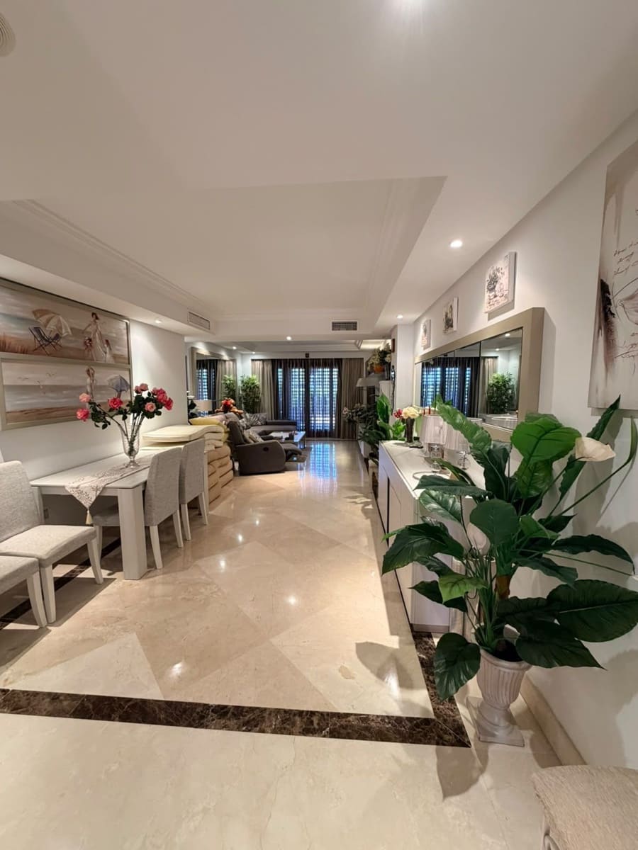 2 soverom Leilighet til salgs i New Golden Mile med svømmebasseng garasje - € 750 000 (Ref: 10098383)