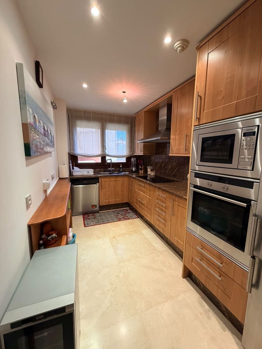 2 soverom Leilighet til salgs i New Golden Mile med svømmebasseng garasje - € 750 000 (Ref: 10098383)