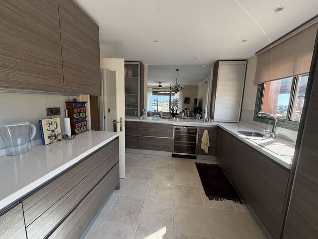 3 chambre Penthouse à vendre à Estepona avec piscine garage - 795 000 € (Ref: 10098408)