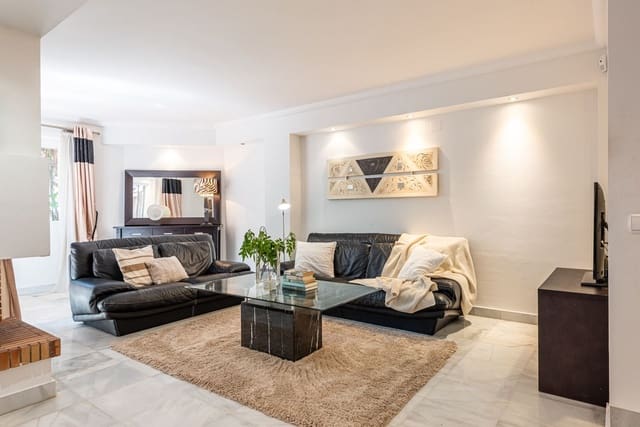 4 sovrum Hus till salu i Nueva Andalucia, Marbella med pool - 650 000 € (Ref: 10100485)