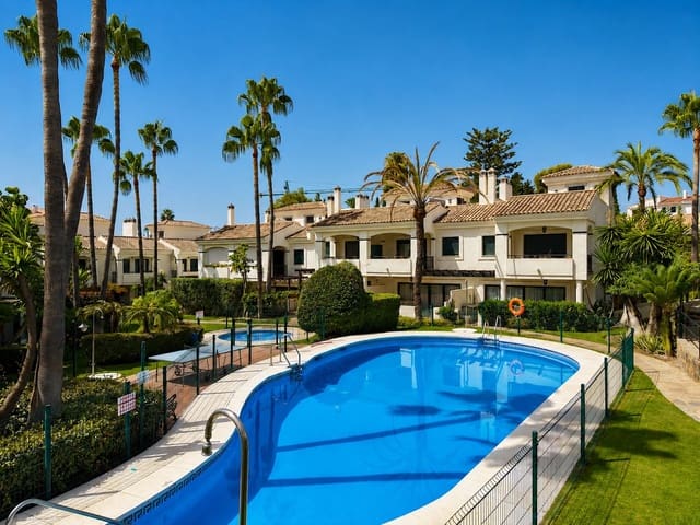 4 chambre Maison de Ville à vendre à Estepona avec piscine garage - 895 000 € (Ref: 10100487)
