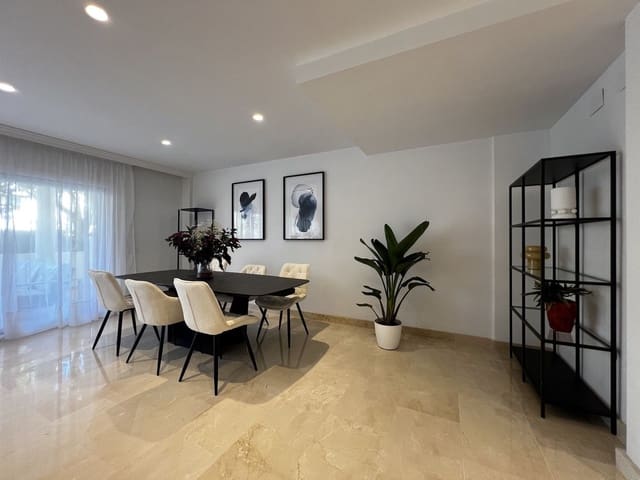 4 chambre Maison de Ville à vendre à Estepona avec piscine garage - 895 000 € (Ref: 10100487)
