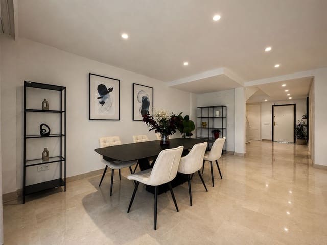 4 chambre Maison de Ville à vendre à Estepona avec piscine garage - 895 000 € (Ref: 10100487)