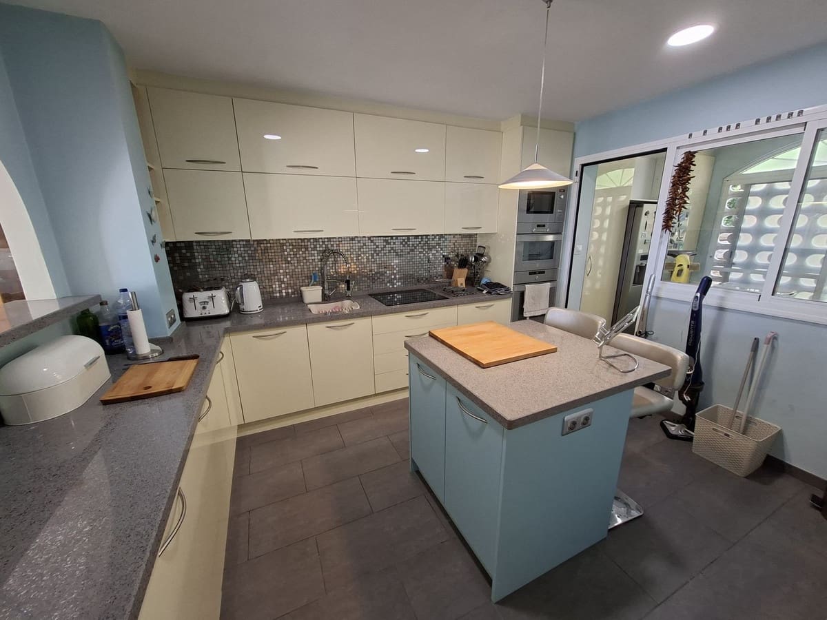 3 soveværelse Byhus til salg i La Duquesa / Puerto de la Duquesa med swimmingpool garage - € 430.000 (Ref: 10102566)