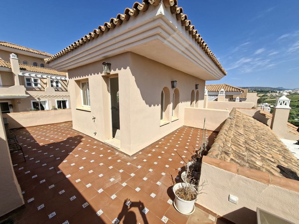 3 soveværelse Byhus til salg i La Duquesa / Puerto de la Duquesa med swimmingpool garage - € 430.000 (Ref: 10102566)