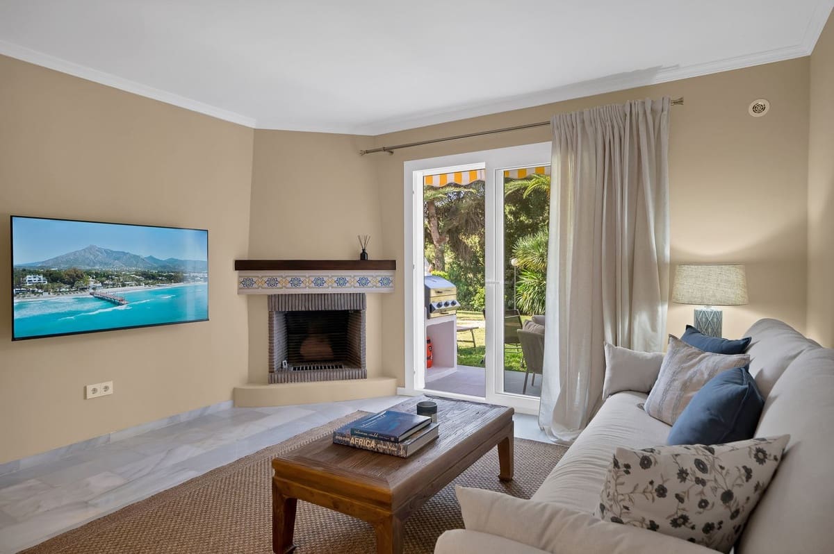 2 bedroom Townhouse for sale in Calahonda with pool - € 490,000 (Ref: 10111891)