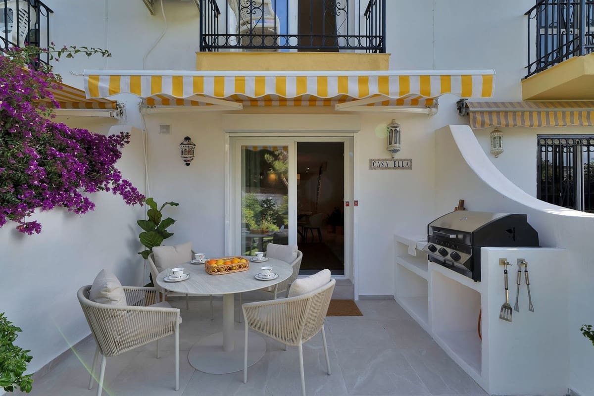 2 bedroom Townhouse for sale in Calahonda with pool - € 490,000 (Ref: 10111891)