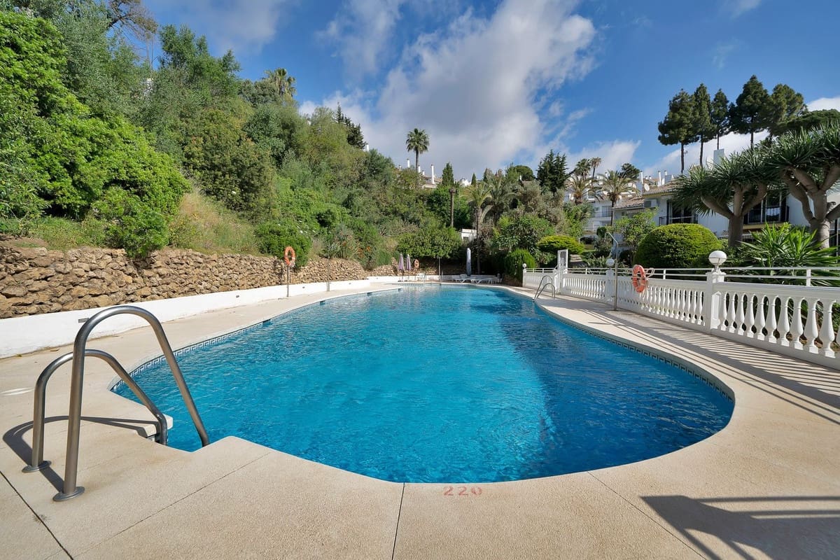 2 bedroom Townhouse for sale in Calahonda with pool - € 490,000 (Ref: 10111891)