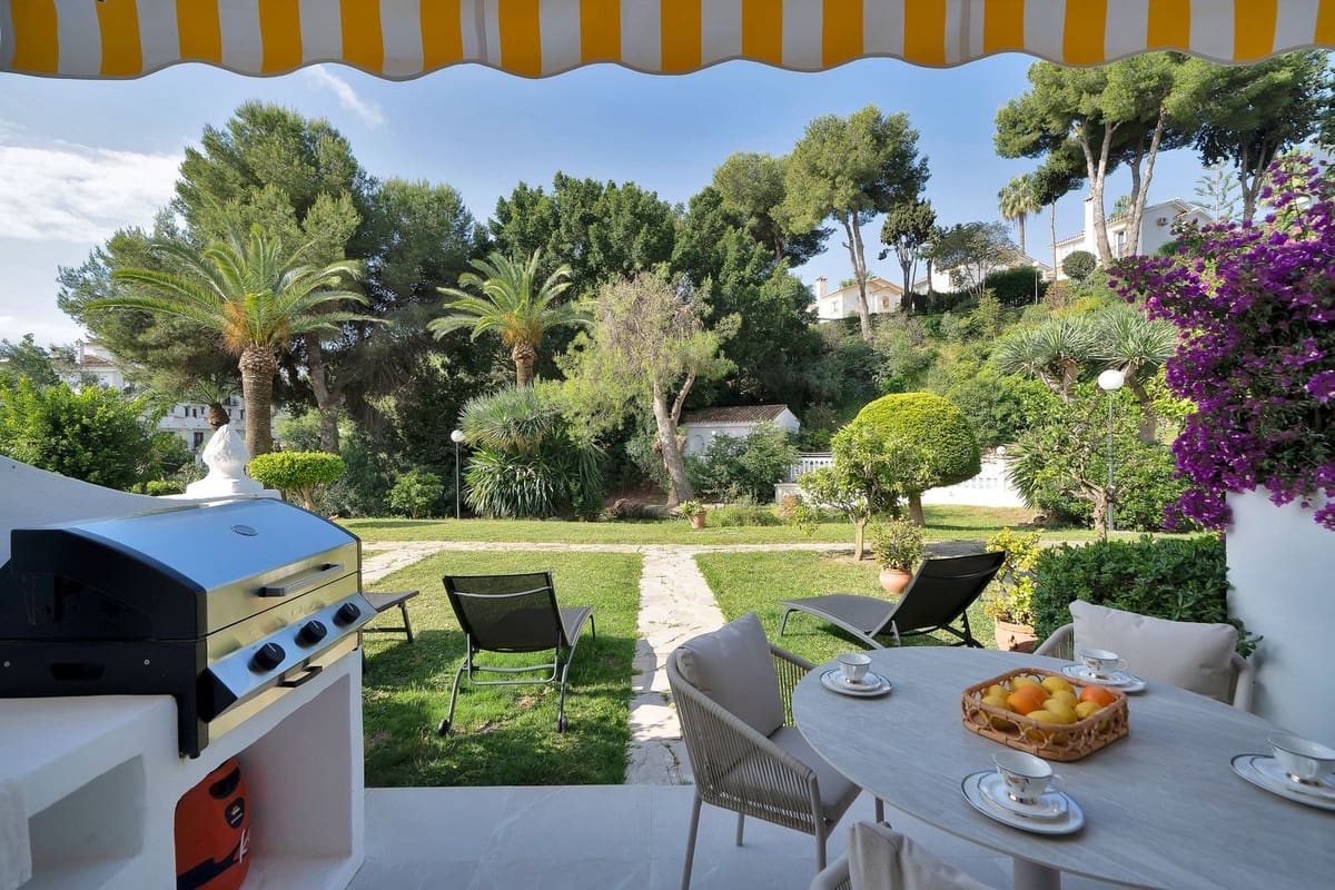 2 bedroom Townhouse for sale in Calahonda with pool - € 490,000 (Ref: 10111891)