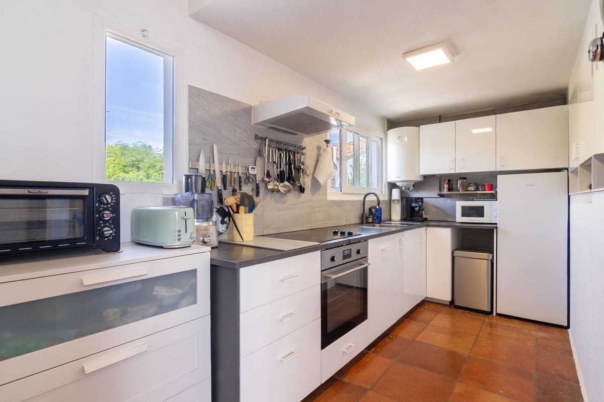 2 sovrum Hus till salu i Estepona med pool - 515 000 € (Ref: 10112019)