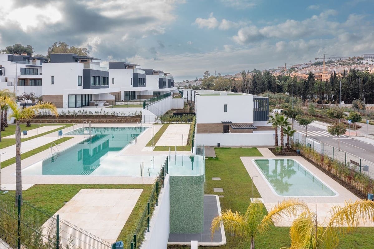 3 sypialnia Dom na sprzedaż w Estepona z basenem garażem - 745 000 € (Ref: 10131976)