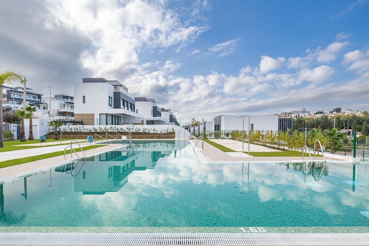 3 sypialnia Dom na sprzedaż w Estepona z basenem garażem - 745 000 € (Ref: 10131976)
