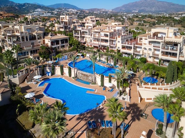 Apartamento de 2 habitaciones en Estepona en venta con piscina garaje - 595.000 € (Ref: 10132067)