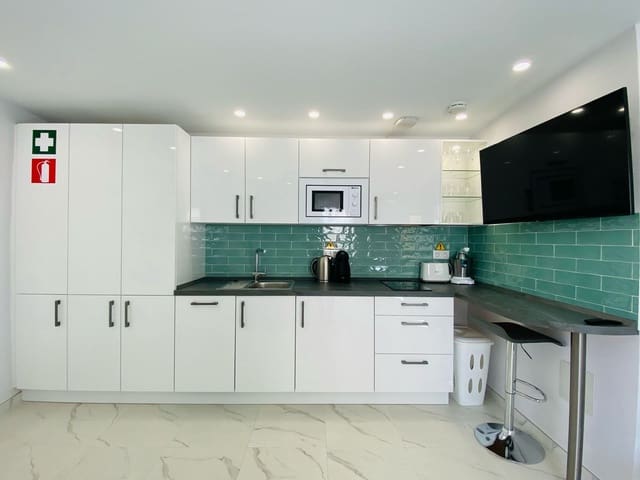 7 sypialnia Willa na sprzedaż w Marbella z basenem garażem - 1 595 000 € (Ref: 10142594)