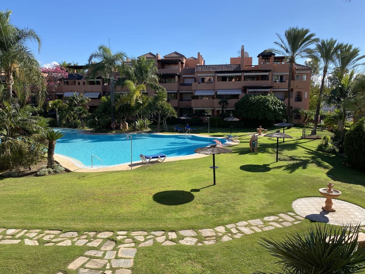 2 bedroom Apartment for sale in Guadalmina with pool garage - € 630,000 (Ref: 10161599)