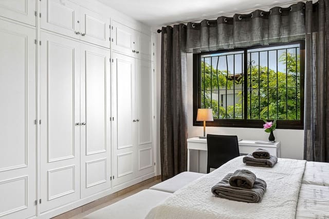 3 chambre Maison de Ville à vendre à San Pedro de Alcantara, Marbella avec piscine - 875 000 € (Ref: 10161774)