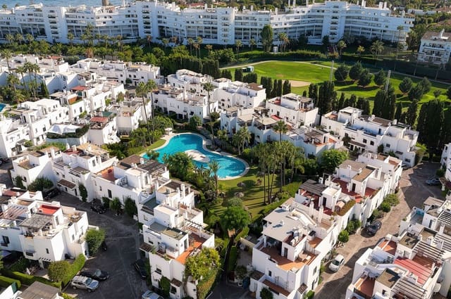 3 chambre Maison de Ville à vendre à San Pedro de Alcantara, Marbella avec piscine - 875 000 € (Ref: 10161774)