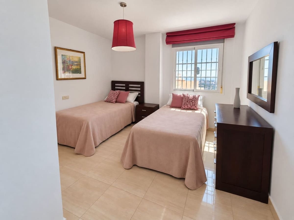 3 makuuhuone Huoneisto myytävänä paikassa La Duquesa / Puerto de la Duquesa mukana uima-altaan 
autotalli - 355 000 € (Ref: 10165295)