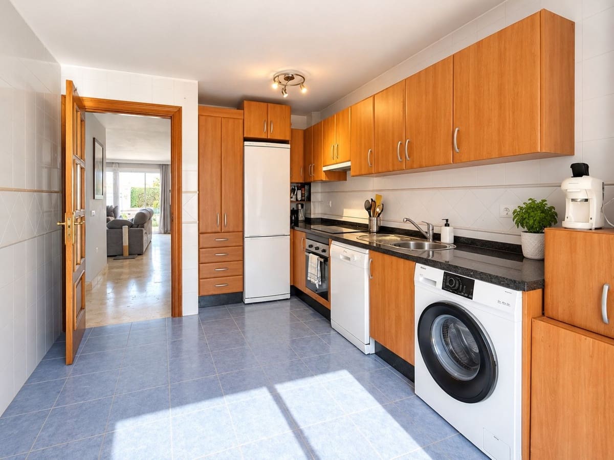 4 bedroom Townhouse for sale in Manilva with pool garage - € 575,000 (Ref: 10166772)