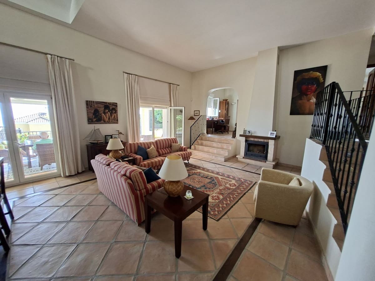 4 soverom Villa til salgs i La Duquesa / Puerto de la Duquesa med svømmebasseng garasje - € 865 000 (Ref: 10168731)