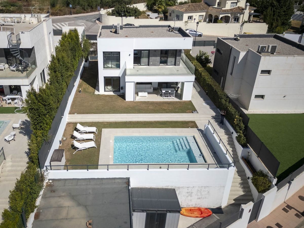 3 soveværelse Villa til salg i La Duquesa / Puerto de la Duquesa med swimmingpool garage - € 1.250.000 (Ref: 10171758)