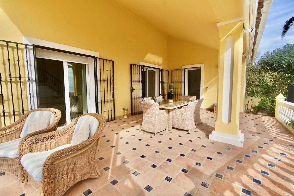 3 soveværelse Villa til salg i La Duquesa / Puerto de la Duquesa med swimmingpool garage - € 998.000 (Ref: 10173907)