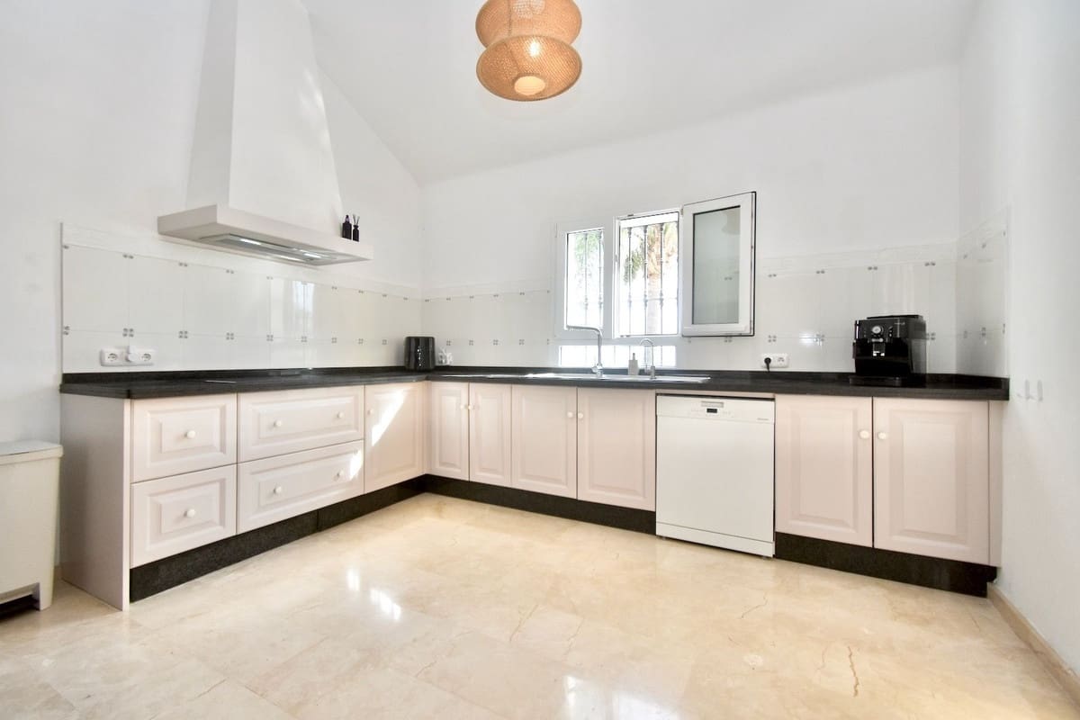 3 soveværelse Villa til salg i La Duquesa / Puerto de la Duquesa med swimmingpool garage - € 998.000 (Ref: 10173907)