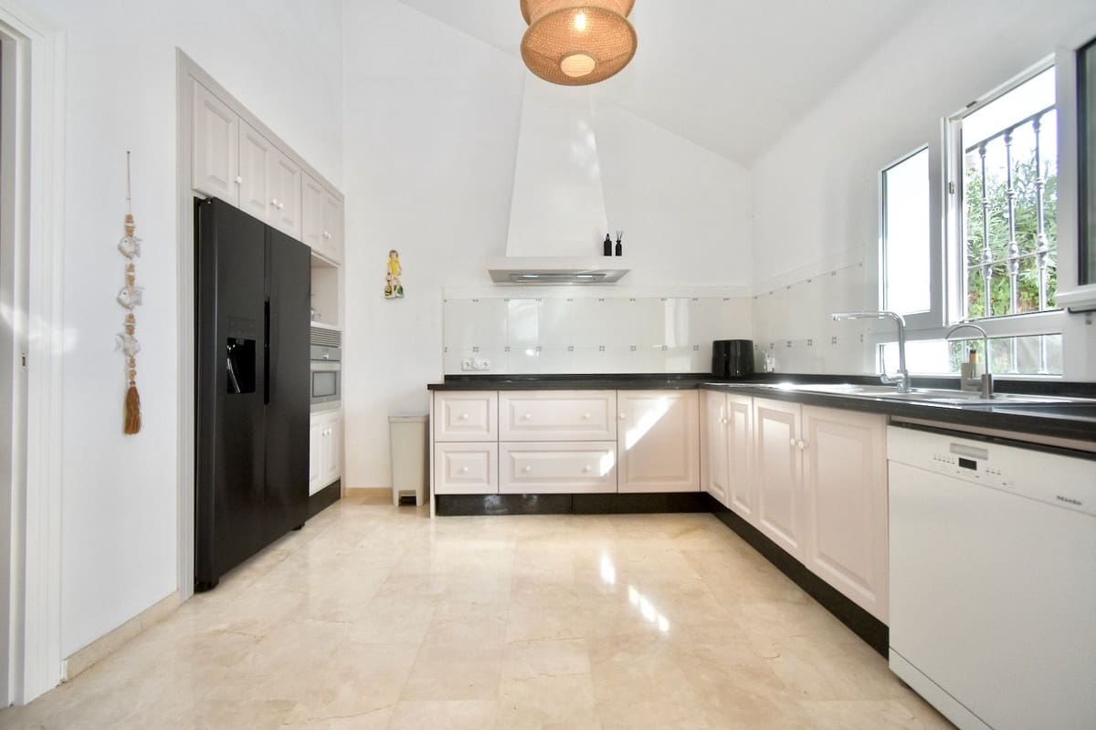 3 soveværelse Villa til salg i La Duquesa / Puerto de la Duquesa med swimmingpool garage - € 998.000 (Ref: 10173907)