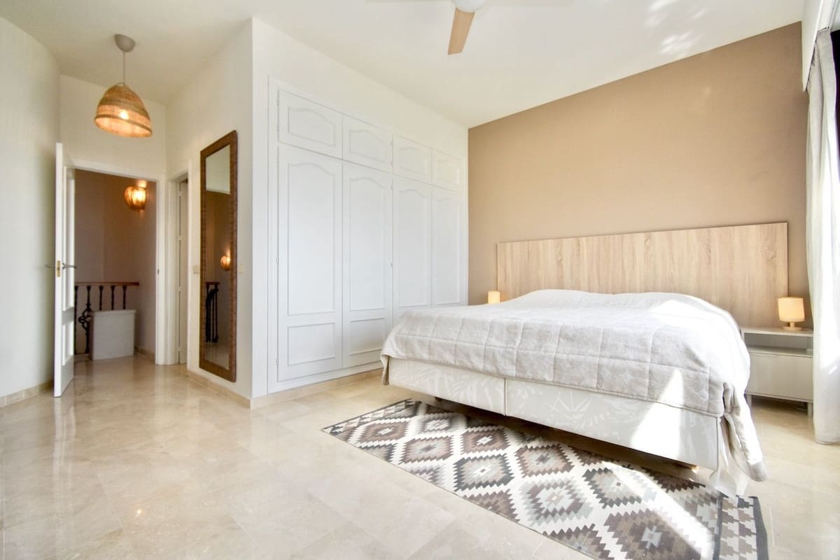 3 soveværelse Villa til salg i La Duquesa / Puerto de la Duquesa med swimmingpool garage - € 998.000 (Ref: 10173907)