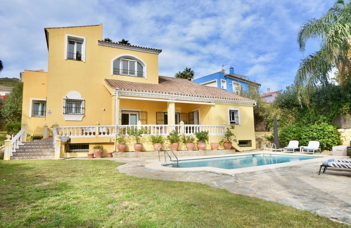 3 soveværelse Villa til salg i La Duquesa / Puerto de la Duquesa med swimmingpool garage - € 998.000 (Ref: 10173907)
