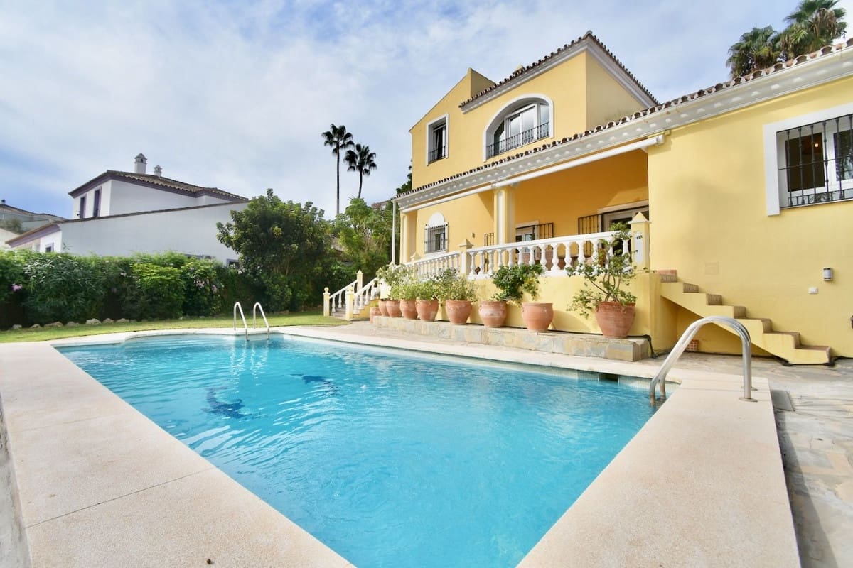 3 soveværelse Villa til salg i La Duquesa / Puerto de la Duquesa med swimmingpool garage - € 998.000 (Ref: 10173907)