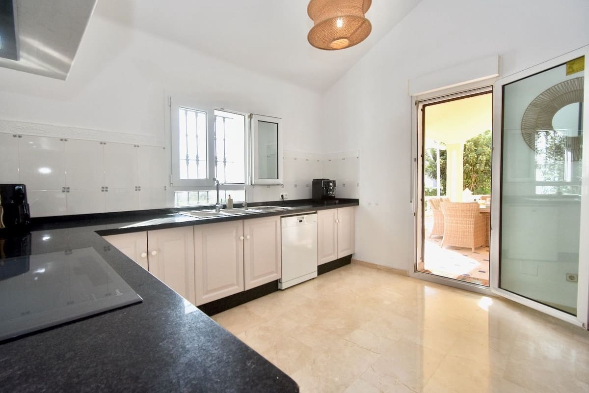 3 soveværelse Villa til salg i La Duquesa / Puerto de la Duquesa med swimmingpool garage - € 998.000 (Ref: 10173907)