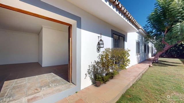 3 bedroom Villa for sale in San Pedro de Alcántara Pueblo, Marbella with pool garage - € 1,495,000 (Ref: 10175262)