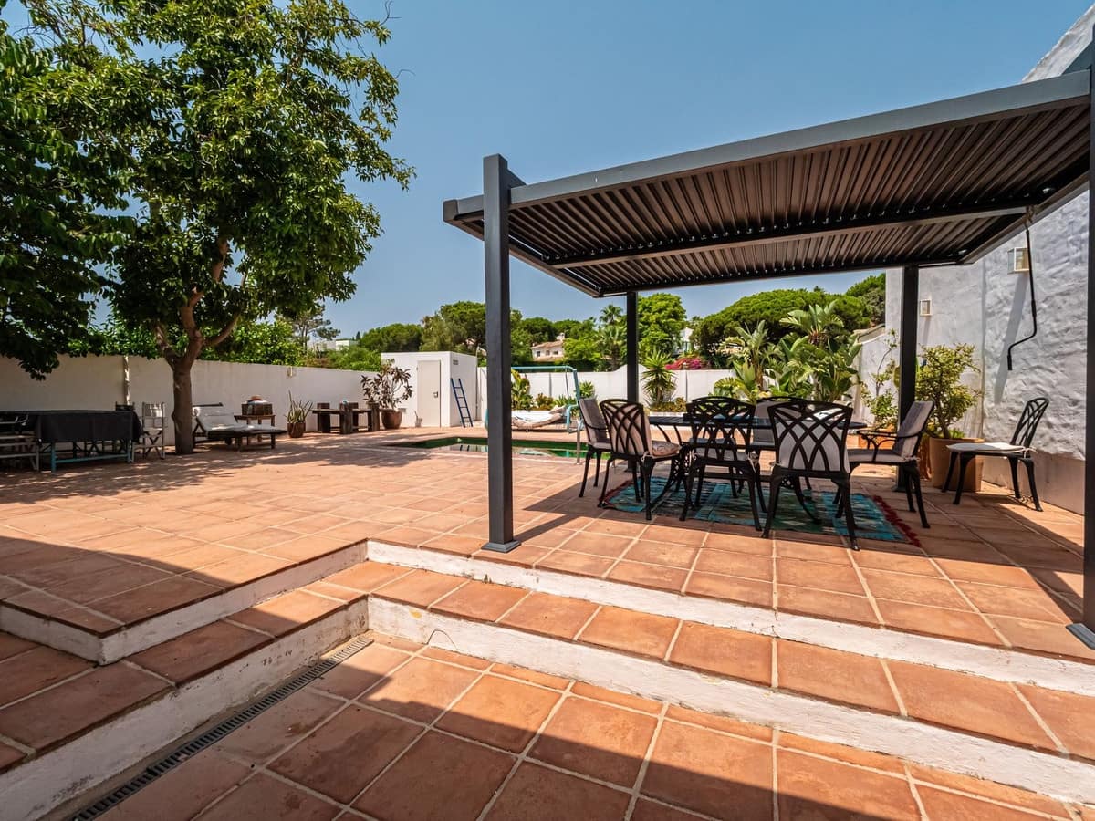 Chalet de 4 habitaciones en Marbella en venta con piscina - 795.000 € (Ref: 10183436)