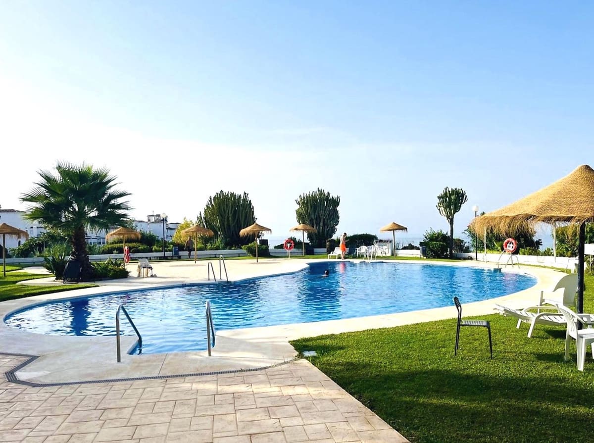 1 bedroom Apartment for sale in Calahonda with pool - € 249,000 (Ref: 10184917)