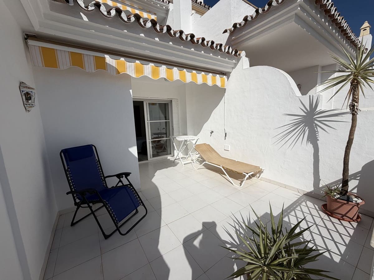 2 soveværelse Byhus til salg i El Paraiso med swimmingpool garage - € 425.000 (Ref: 10187632)