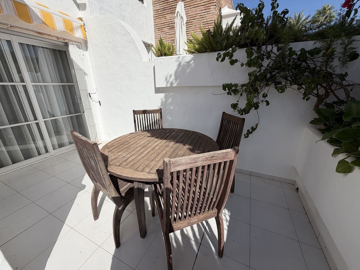 2 soveværelse Byhus til salg i El Paraiso med swimmingpool garage - € 425.000 (Ref: 10187632)