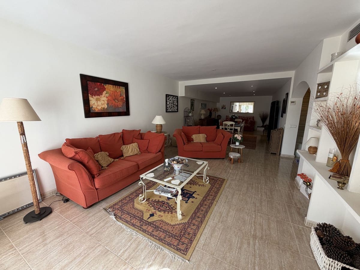 2 soveværelse Byhus til salg i El Paraiso med swimmingpool garage - € 425.000 (Ref: 10187632)