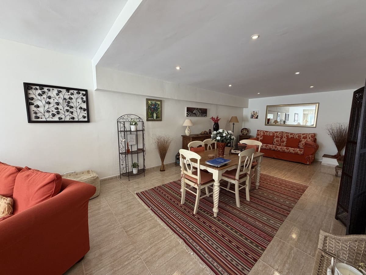 2 soveværelse Byhus til salg i El Paraiso med swimmingpool garage - € 425.000 (Ref: 10187632)