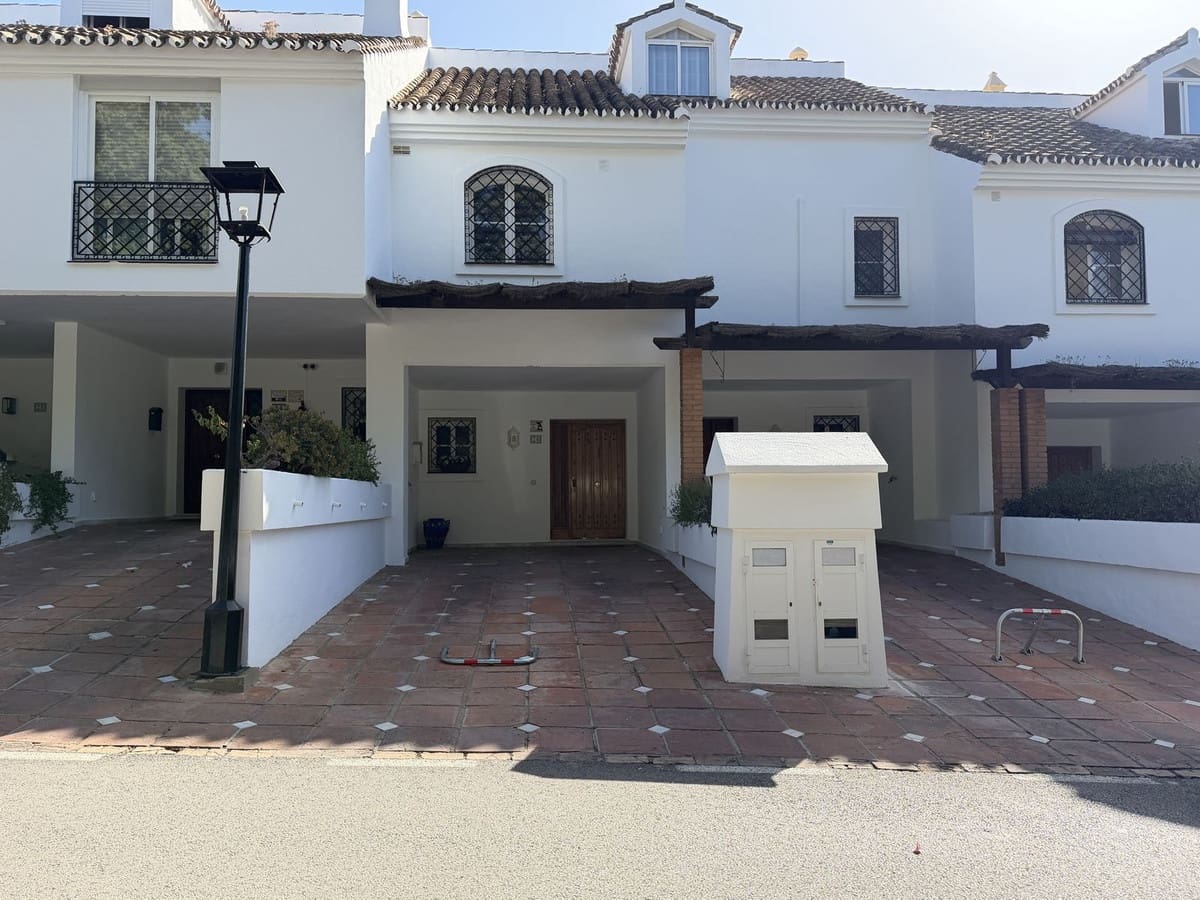 2 soveværelse Byhus til salg i El Paraiso med swimmingpool garage - € 425.000 (Ref: 10187632)