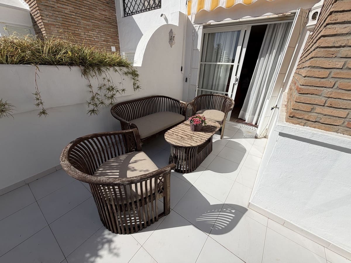 2 soveværelse Byhus til salg i El Paraiso med swimmingpool garage - € 425.000 (Ref: 10187632)