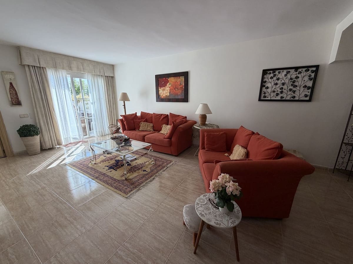 2 soveværelse Byhus til salg i El Paraiso med swimmingpool garage - € 425.000 (Ref: 10187632)