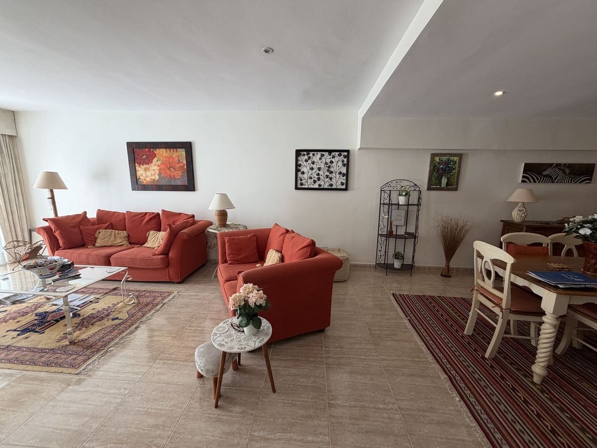 2 soveværelse Byhus til salg i El Paraiso med swimmingpool garage - € 425.000 (Ref: 10187632)