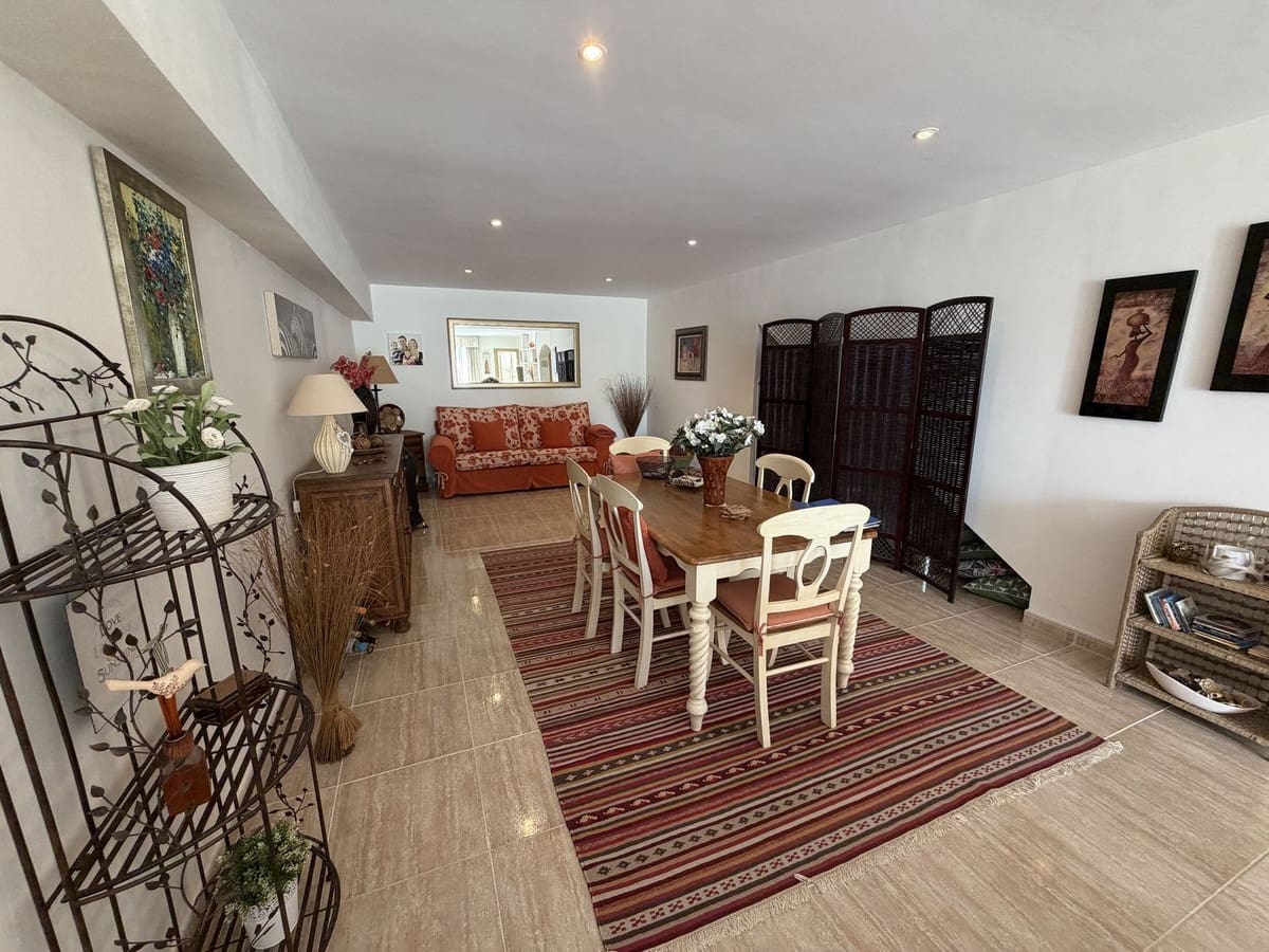2 soveværelse Byhus til salg i El Paraiso med swimmingpool garage - € 425.000 (Ref: 10187632)