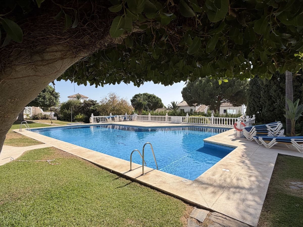 2 soveværelse Byhus til salg i El Paraiso med swimmingpool garage - € 425.000 (Ref: 10187632)