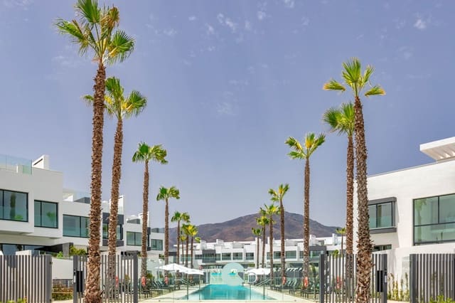 3 quarto Casa em Banda para venda em Estepona com piscina garagem - 3 650 000 € (Ref: 7349357)