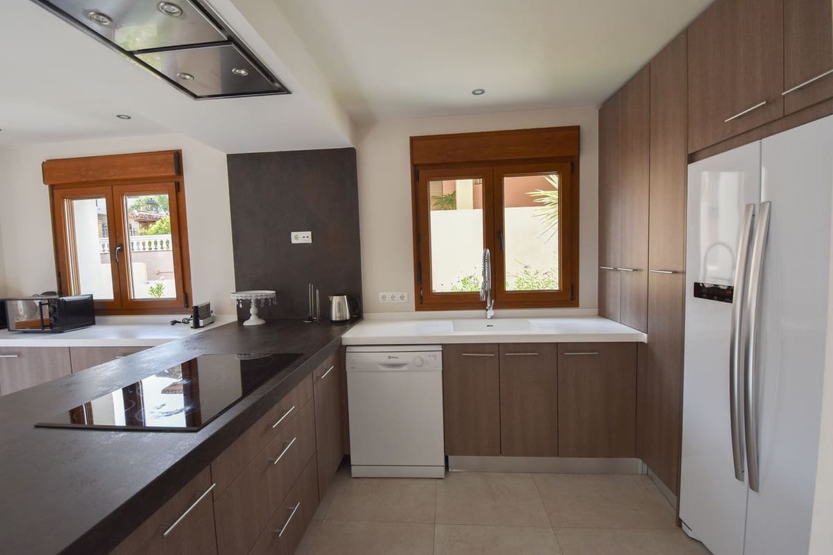 5 soveværelse Byhus til salg i Marbella med swimmingpool garage - € 1.700.000 (Ref: 7461438)