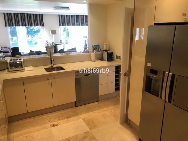 3 bedroom Apartment for sale in El Paraiso, Estepona with pool - € 895,000 (Ref: 7724249)