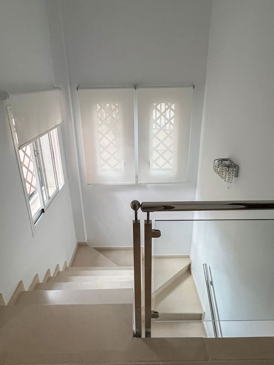 4 soveværelse Byhus til salg i Nueva Andalucia med swimmingpool garage - € 950.000 (Ref: 7989343)